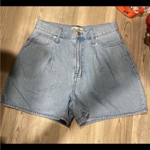 Madewell Pleated Denim Shorts in Erindale Wash